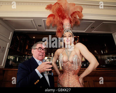 Unbescheidenheit Blaize trifft Ronnie Corbett Stockfoto