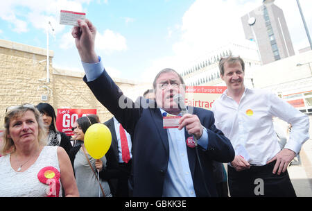 John Prescott (Mitte) und Alastair Campbell (rechts) treffen sich heute im Stadtzentrum von Keighley mit Mitgliedern der Öffentlichkeit auf der letzten Station seines Kampfbusses Prescott Express, der die Labour-Kampagne bei den bevorstehenden Europa- und Landtagswahlen fördert. Stockfoto