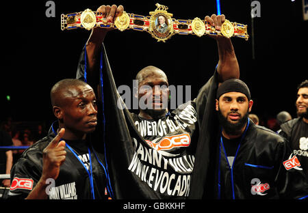 Der britische Danny Williams feiert mit dem European (EBU) Heavyweight Title Fight im Crowtree Leisure Center, Sunderland. Stockfoto