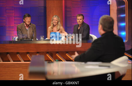 Stephen Fry, Denise Van Ouen, Gary Barlow und Moderator Chris Moyles während der Aufnahme der Chris Moyles' Quiz Night in den London Studios im Zentrum von London. Stockfoto