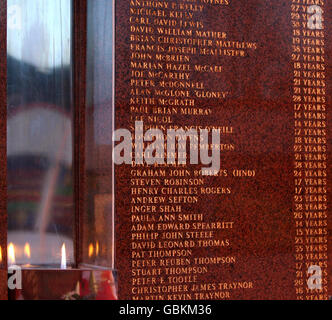 Die ewige Flamme am Hillsborough Memorial brennt vor dem 20. Jahrestag morgen. 96 Liverpool-Fans wurden im Haus von Sheffield am Mittwoch während einer F.A. getötet Cup Halbfinale am 15. April 1989. Stockfoto