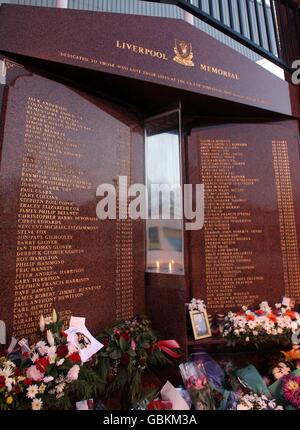 Die ewige Flamme am Hillsborough Memorial brennt vor dem 20. Jahrestag morgen. 96 Liverpool-Fans wurden im Haus von Sheffield am Mittwoch während einer F.A. getötet Cup Halbfinale am 15. April 1989. Stockfoto