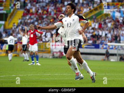 Fußball - UEFA-Europameisterschaft 2004 - Gruppe D - Deutschland / Tschechische Republik. Der deutsche Michael Ballack feiert das Tor zum ersten Tor des Spiels Stockfoto