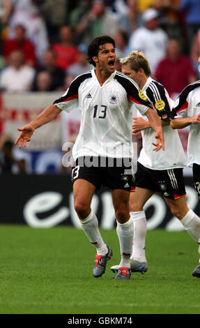 Deutschlands Michael Ballack feiert das Tor zum Auftakt der Spiel Stockfoto