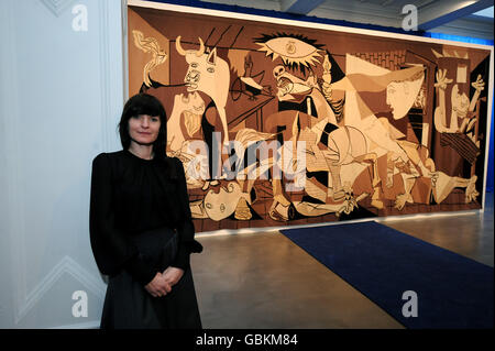 Die Künstlerin Goshka Macuga mit ihrem von Picassos Guernica inspirierten Wandteppich in der neu eröffneten Whitechapel Art Gallery in London, während einer Medienvorschau, um die Erweiterung der Galerie zu fördern, die 13.5 Millionen gekostet hat. Stockfoto