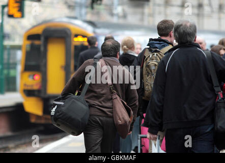 Die Passagiere laufen am Bahnsteig am Bahnhof Waverley in Edinburgh entlang. Der Bahnhof wird bald eine 130 Millionen Renovierung erhalten, die einen neuen Eingang und Verbesserungen an einigen Plattformen, Concourses und Gehwegen umfasst. Stockfoto