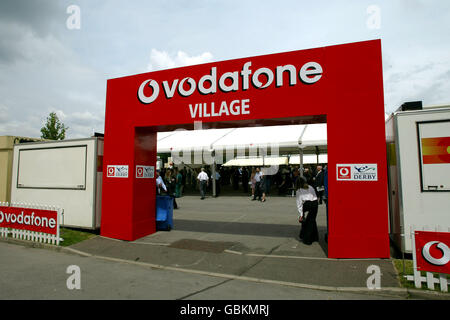 Pferderennen - Epsom Races - Vodafone Oaks Day. Der Eingang zum Vodafone Hospitality Village Stockfoto