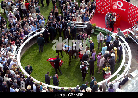 Pferderennen - Epsom Races - Vodafone Oaks Day. Die Gewinnereinlage Stockfoto