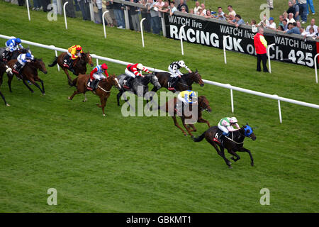 Pferderennen Sie - Epsom Rennen - Vodafone Eichen Tag Stockfoto