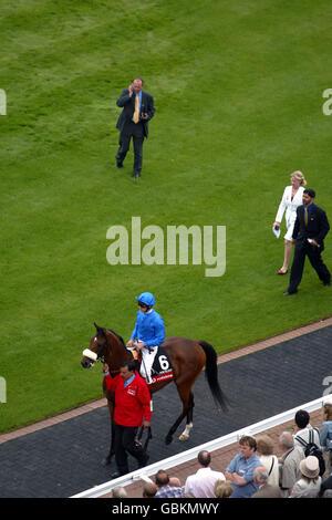 Pferderennen - Epsom Races - Vodafone Oaks Day. Zuschauer am Paradering Stockfoto