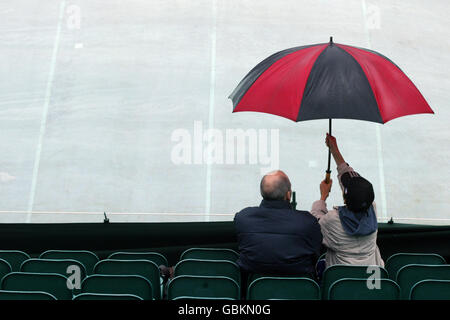 Tennis, Wimbledon 2004, Erste Runde. Zuschauer sitzen aus dem schlechten Wetter, das alle Spiel gestoppt Stockfoto