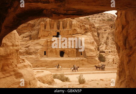 die Bab als Siq Straße mit dem Obelisk-Grab und den Bab als Siq Triclinium in den Tempel Felsenstadt Petra in Jordanien in den mittleren ea Stockfoto