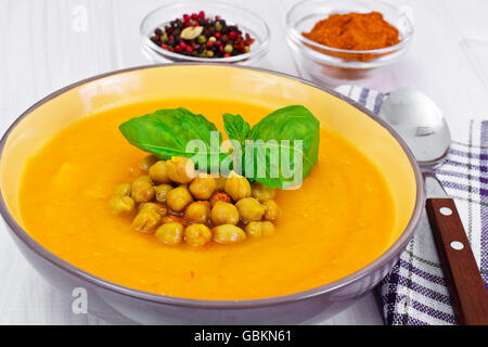 Würzige Kürbis, Karottensuppe mit Kichererbsen und Curry Stockfoto