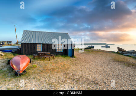 Boot-Schuppen und Strandhütten an Mudeford Spieß in Christchurch Hafen an der Küste von Dorset Stockfoto