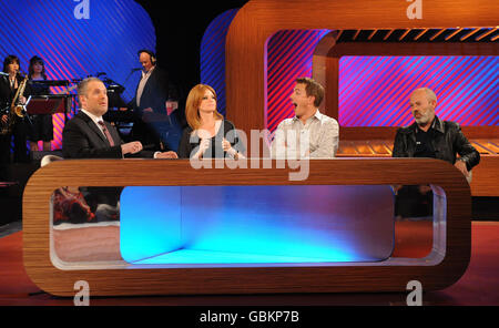 (Von links nach rechts) Chris Moyles, Patsy Palmer, John Barrowman und Keith Allen während der Dreharbeiten zur Chris Moyles Quiz Night Show in den London Studios im Zentrum von London. Stockfoto