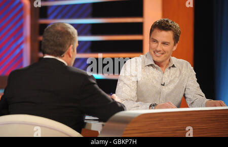 Chris Moyles und John Barrowman während der Dreharbeiten zur Chris Moyles Quiz Night Show in den London Studios im Zentrum von London. Stockfoto