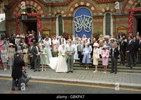 Der im Exil verbannte Kronprinz Pavlos von Griechenland nach seiner Hochzeit mit Erbin Marie-Chantal Miller in der griechisch-orthodoxen Kathedrale St. Sophia in Bayswater, London. Stockfoto