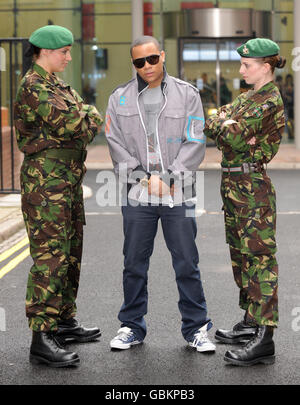 Der britische Hip-Hop- und R'n'B-Künstler Ironik (Mitte) startet das Festival for Heroes am Hauptsitz der Royal British Legion in London. Stockfoto