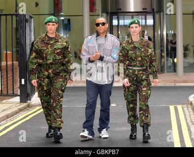 Der britische Hip-Hop- und R'n'B-Künstler Ironik (Mitte) startet das Festival for Heroes am Hauptsitz der Royal British Legion in London. Stockfoto