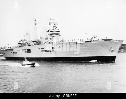 HMS Illustrious (R06), das teuerste Schiff der Royal Navy, machte sich nach ihrer Dankeszeremonie auf den Weg auf die Tyne. Sie wurde drei Monate vor dem Zeitplan von der Tyneside Schiffsbauer Swan Hunter abgeschlossen. Stockfoto