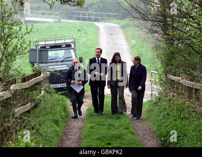 Konservativer Führer David Cameron (zweiter von rechts) mit von links: Philippa Lyons, Chief Executive des Berks, Bucks und Oxon Wildlife Trust (BBOWT), Nigel Phillips, Head of Landscape Projects bei BBOWT und Stephanie Hilbourne, Cheif-Exekutive des Wildlife Trust, während er das Wildlife Trusts Chimney Meadows Nature Reserve in Oxfordshire besucht. Stockfoto