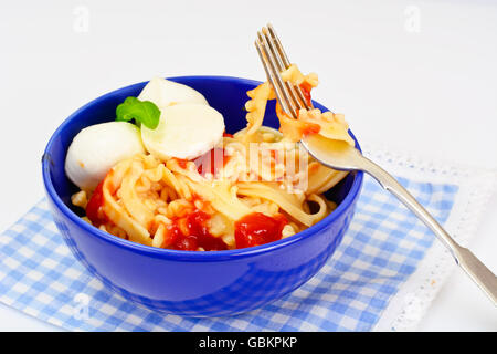 Pasta mit Tomaten-Ketchup-Sauce, Mozzarella und Basilikum Stockfoto