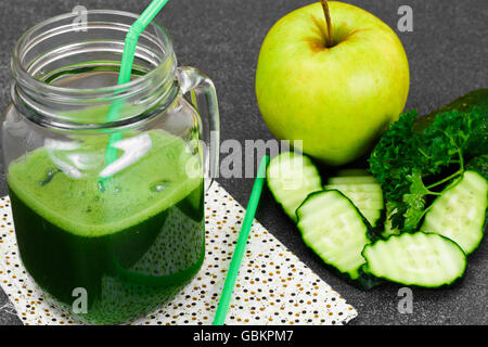 Saft aus Apfel, Gurke und Petersilie Stockfoto