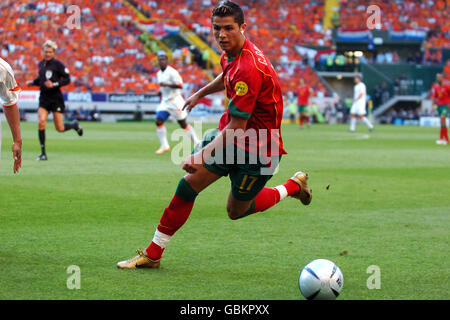 Fußball - UEFA-Europameisterschaft 2004 - Halbfinale - Portugal gegen Holland. Der portugiesische Cristiano Ronaldo in Aktion Stockfoto