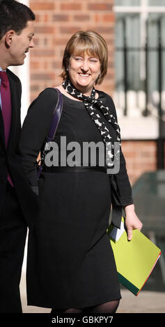 Innenministerin Jacqui Smith (rechts) und Außenminister David Miliband kommen zu einer Kabinettssitzung in der Downing Street im Zentrum von London. Stockfoto