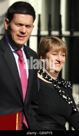 Innenministerin Jacqui Smith (links) und Außenminister David Miliband treffen sich zu einem Kabinettstreffen in der Downing Street im Zentrum von London. Stockfoto