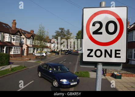 Ein Auto passiert ein 20 mph Geschwindigkeitsbegrenzungsschild in Morden, Südwesten Londons. Jim Fitzpatrick, Minister für Straßenverkehrssicherheit, hat heute weitreichende Vorschläge zur drastischen Reduzierung der Zahl der Verkehrstoten vorgelegt, da er auch eine umfassende Überarbeitung des Fahrerschulungs- und Testprozesses bestätigte. Stockfoto