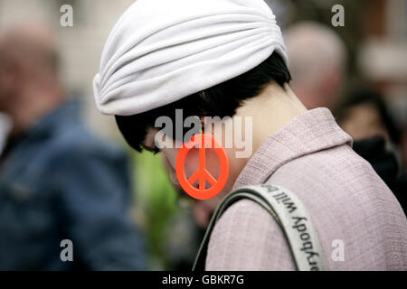 Die Menge während des protestmarsches der Stop the war Coalition vor der US-Botschaft in London. Stockfoto