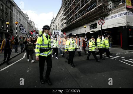 Die Menge während des protestmarsches der Stop the war Coalition vor der US-Botschaft in London. Stockfoto