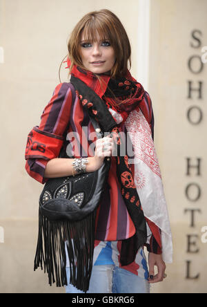 Mischa Barton zeigt ihr neues Handtaschenlabel Ri2k & Nica's Herbst/Winter Range 2009 im Soho Hotel in London. Stockfoto