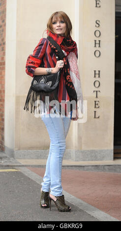 Mischa Barton zeigt ihr neues Handtaschenlabel Ri2k & Nica's Herbst/Winter Range 2009 im Soho Hotel in London. Stockfoto