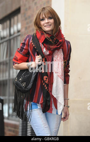 Mischa Barton zeigt ihr neues Handtaschenlabel Ri2k & Nica's Herbst/Winter Range 2009 im Soho Hotel in London. Stockfoto