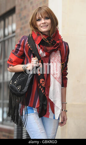 Mischa Barton zeigt ihr neues Handtaschenlabel Ri2k & Nica's Herbst/Winter Range 2009 im Soho Hotel in London. Stockfoto