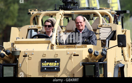 Verteidigungsausrüstung und Unterstützung Minister Quentin Davies, rechts, testet ein Jackal 2 gepanzertes Fahrzeug auf dem Long Valley Testgelände in Aldershot, Hampshire, als er einen &pound;74 Millionen Auftrag für 110 Jackal 2 Fahrzeuge und mehr als 70 Coyote Tactical Support Fahrzeuge ankündigte. Stockfoto