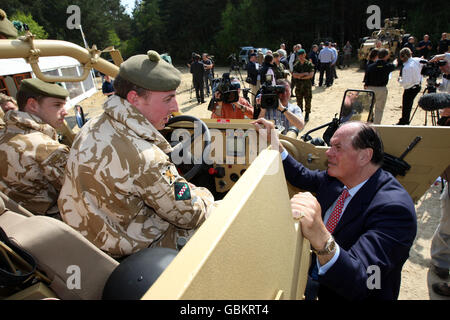 Der Minister für Verteidigungsausrüstung und Unterstützung Quentin Davies spricht mit Lance CPL Chris MacInnes auf dem Long Valley Testgelände in Aldershot, Hampshire, nachdem er einen &pound;74 Millionen Auftrag für 110 Jackal 2 Fahrzeuge und mehr als 70 Coyote Tactical Support Fahrzeuge angekündigt hatte. Stockfoto