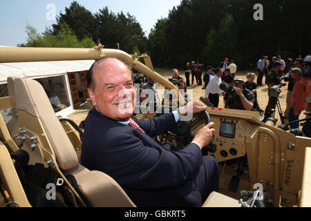 Verteidigungsminister Quentin Davies sitzt in einem gepanzerten Jackal 2-Fahrzeug auf dem Long Valley Testgelände in Aldershot, Hampshire, als er einen £74-Millionen-Auftrag für 110 Jackal 2-Fahrzeuge und mehr als 70 Coyote Tactical Support-Fahrzeuge ankündigte. Stockfoto