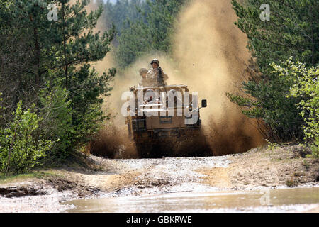 Soldaten des 5. Bataillons des Royal Regiment of Scotland „The Argyls“ testen den neuen Jackal 2 und testen ein Panzerfahrzeug von Jackal 2 auf dem Long Valley Testgelände in Aldershot. Der Minister Quentin Davies, Minister für Verteidigungsausrüstung und Unterstützung in Hampshire, kündigte einen Auftrag über £74 Millionen für 110 Jackal 2 Fahrzeuge und mehr als 70 Coyote Tactical Support Fahrzeuge an. Stockfoto