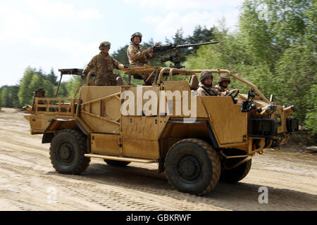 Soldaten des 5. Bataillons des Royal Regiment of Scotland "The Argyls" testen den neuen Jackal 2 und testen ein Panzerfahrzeug von Jackal 2 auf dem Long Valley Testgelände in Aldershot, Hampshire nach Defense Equipment and Support Minister Quentin Davies kündigte einen &pound;74 Millionen Auftrag für 110 Jackal 2 Fahrzeuge und mehr als 70 Coyote Tactical Support Fahrzeuge. Stockfoto