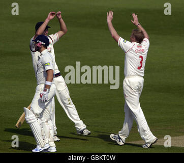 Lancashire's Glen Chapple (rechts) feiert, nachdem er das Wicket von Sussex's Matthew Prior (links) während des Liverpool Victoria County Championship-Spiels auf dem County Ground, Hove, gewonnen hat. Stockfoto