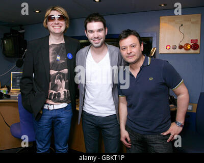 James Dean Bradfield (rechts) und Nicky Wire (links) von den Manic Street Preachers mit Moderator Dave Berry bei einem Besuch bei Capital Radio am Leicester Square im Zentrum von London. Stockfoto