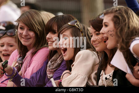 Die Fans warten darauf, dass Miley Cyrus zur britischen Filmpremiere von „Hannah Montana“ im Londoner Odeon West End eintrifft. Stockfoto