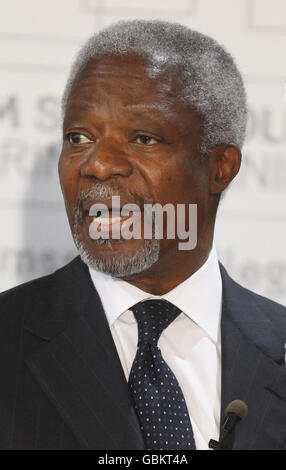 Der ehemalige Generalsekretär der Vereinten Nationen Kofi Annan in St. Pryce Kirk in Kirkcaldy. Stockfoto