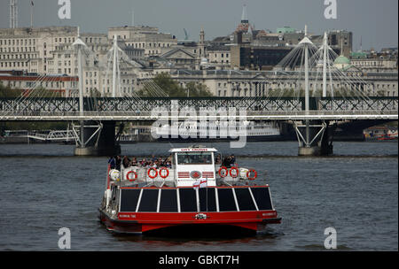 Transport - Wasser - Sightseeing Boote - London. Ein von City Cruises betriebenes Sightseeing-Boot fährt von der Hungerford Bridge auf der Themse ab. Stockfoto