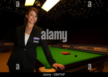 Snooker-Schiedsrichterin Michaela Tabb posiert für die Fotografin und wird die erste weibliche Schiedsrichterin beim diesjährigen Finale während der Snooker-Weltmeisterschaft Betfred.com im Crucible Theatre, Sheffield, sein. Stockfoto