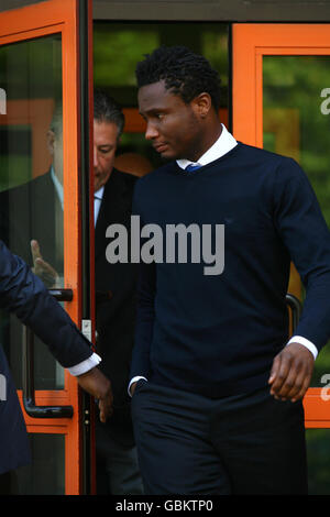 Chelsea-Fußballer John Obi Mikel verlässt West London Magistrate Court in London. Stockfoto