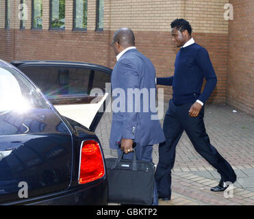 Chelsea-Fußballer John Obi Mikel verlässt West London Magistrate Court in London. Stockfoto